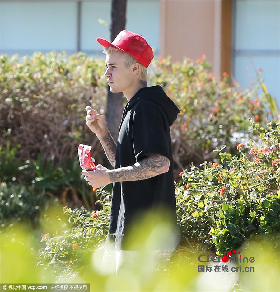 比伯帽子被吹跑帅气发型不保大嚼零食抽烟一脸尴尬忙撇嘴