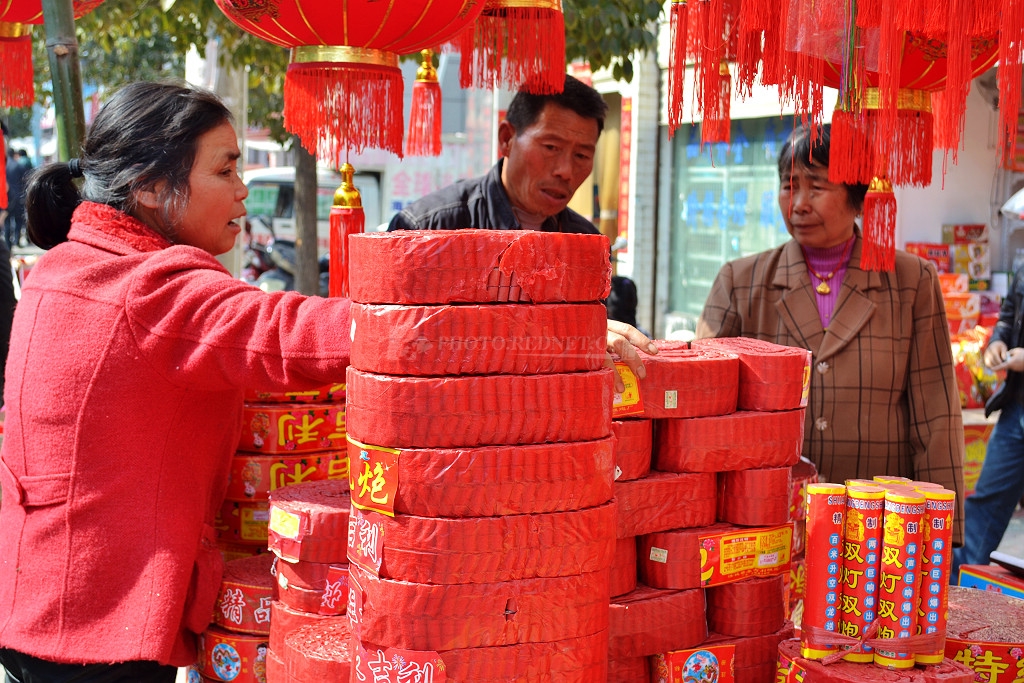 鎮(zhèn)上年貨街 引來城里人