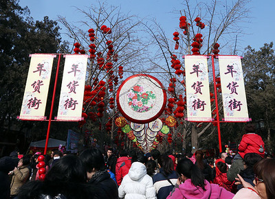 鎮(zhèn)上年貨街 引來城里人