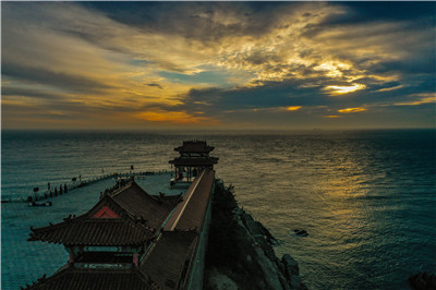 成山头：朝霞映海美若画