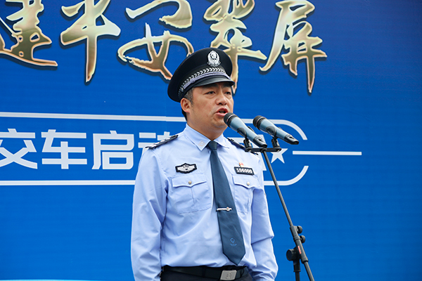 宜宾翠屏反诈主题公交车启动仪式举行_fororder_翠屏区副区长、区公安分局党委书记、局长刘拯宣布反诈主题公交车正式启动-摄影-高学兵