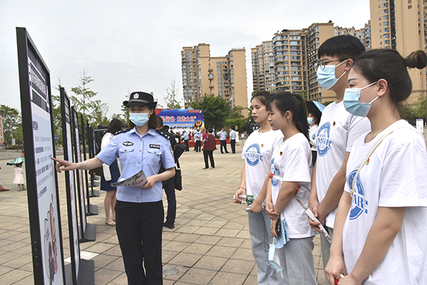成都大邑县“全民行动·无诈大邑”主题宣传活动正式启动_fororder_反诈骗技巧宣传现场