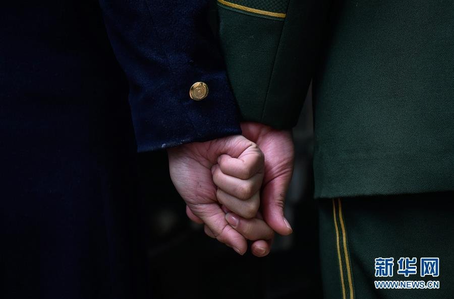 边防军人与列车员妻子月台上团聚(组图)