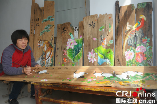 山东淄川：乡村女画家让旧门板变身艺术品_fororder_DSC_2781_meitu_3