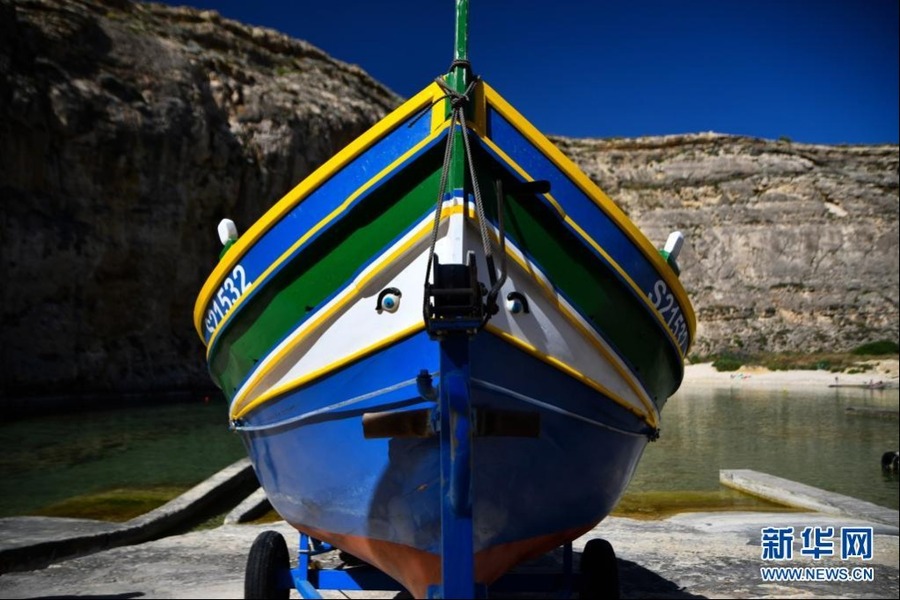 这是5月17日在马耳他戈佐岛杜埃伊拉湾拍摄的一艘渔船。新华社发（乔纳森·博格摄）