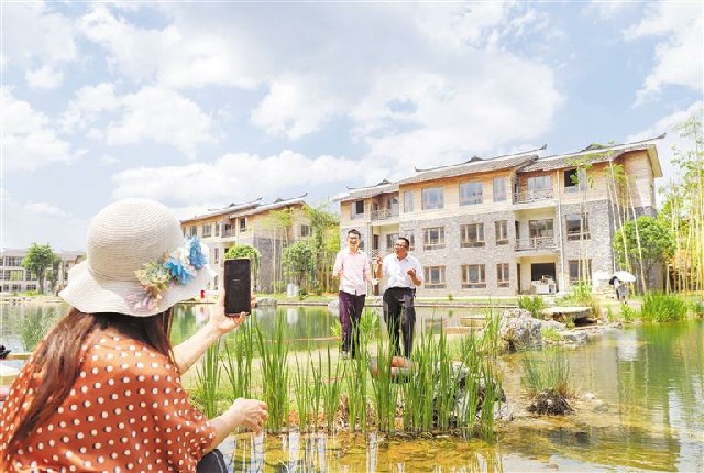 （中首）黔南独山拉然小镇：花开满山坡 游客接踵至_fororder_中首2