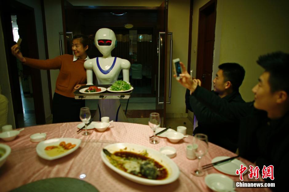 天津一餐厅请“机器人”来跑堂
