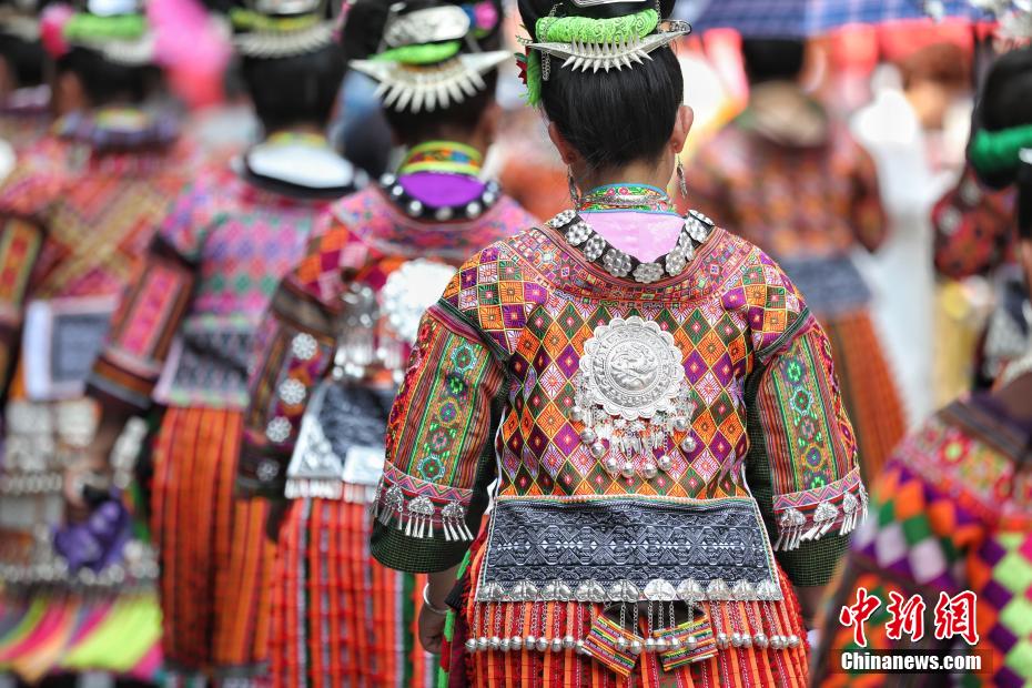 民族衣装の魅力披露！ミャオ族8支族のファッションパレード　貴州省丹寨_fororder_FOREIGN202105191106000340277233903