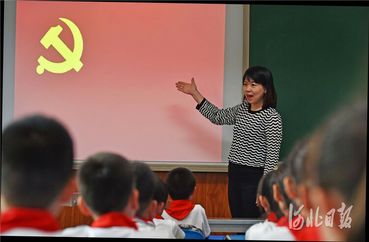 河北石家莊：紅領巾心向黨