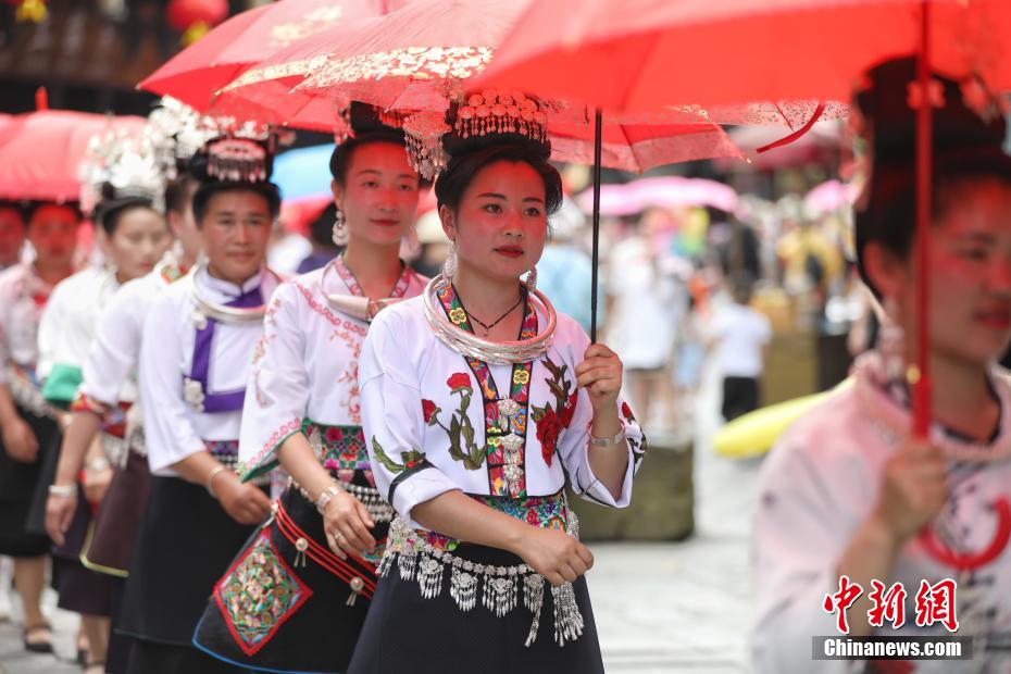 民族衣装の魅力披露！ミャオ族8支族のファッションパレード　貴州省丹寨_fororder_FOREIGN202105191106000330964451562