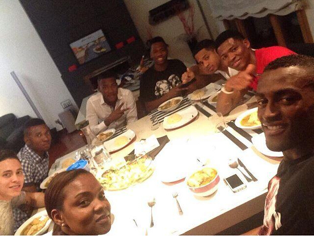 恒大新标王生活照 家庭幸福晒百万豪车