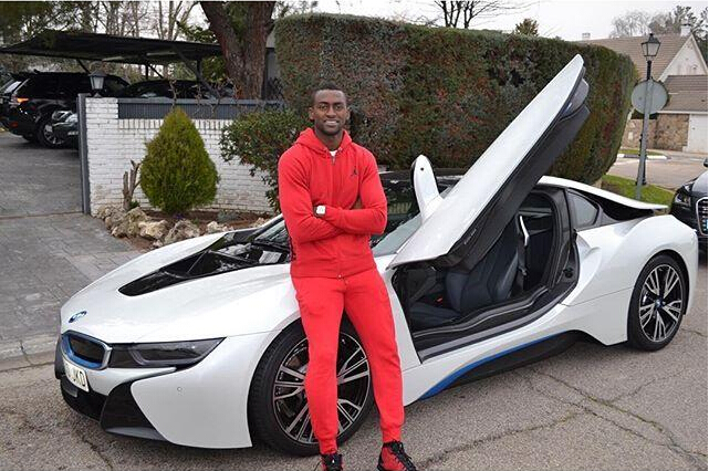 恒大新标王生活照 家庭幸福晒百万豪车