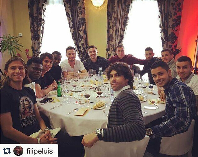 恒大新标王生活照 家庭幸福晒百万豪车