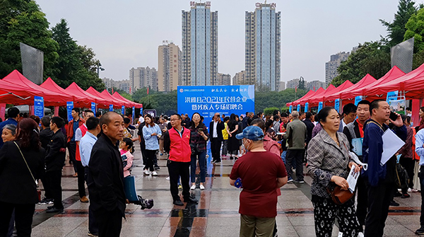 眉山洪雅县多形式开展助残日活动_fororder_洪雅残疾人专场招聘会现场-摄影-李霞