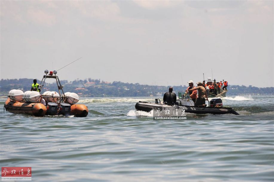 图为乌干达海军快艇在湖上巡逻护渔.