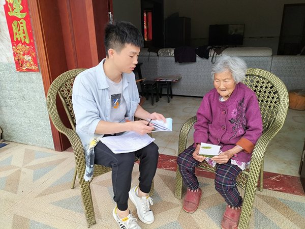 眉山青神：引领示范挂“牌”作战 示范户与美好环境有一个“约定”_fororder_官斗山村村干部入户宣传-摄影-余文