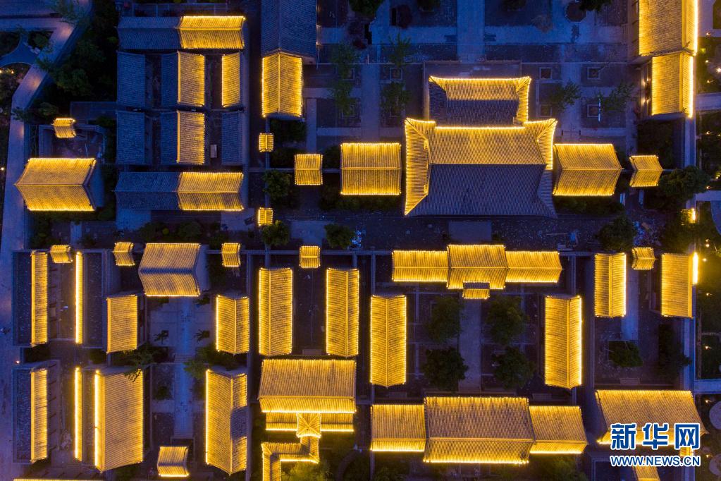 不夜“鳳凰城”