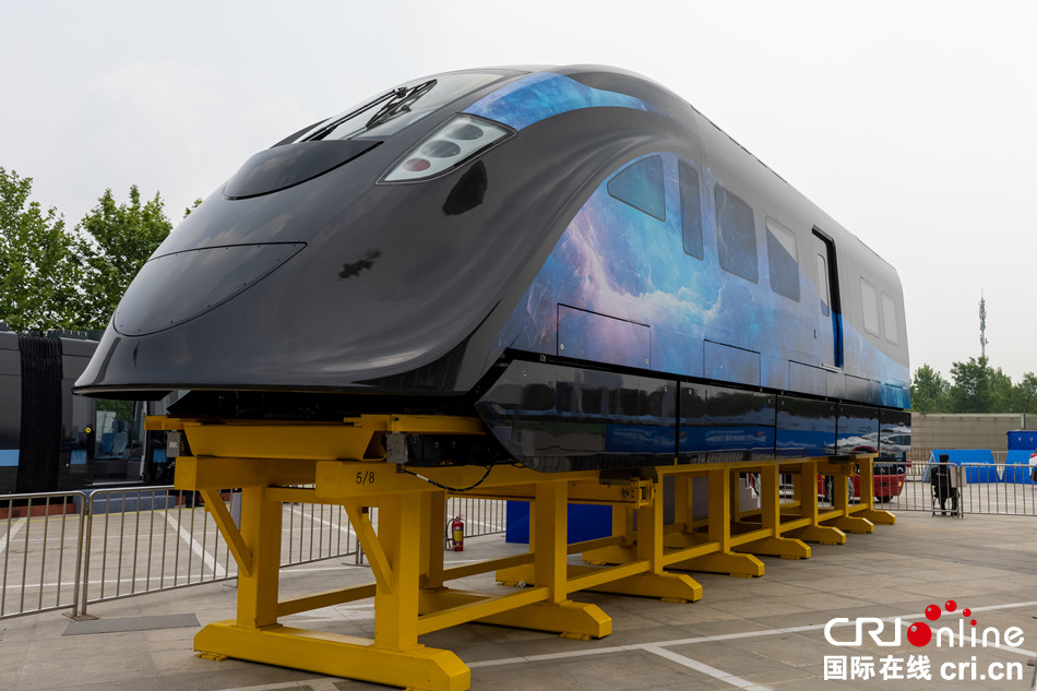 图为室外展区展出的我国自主研发的首台时速200km中速磁悬浮列车.