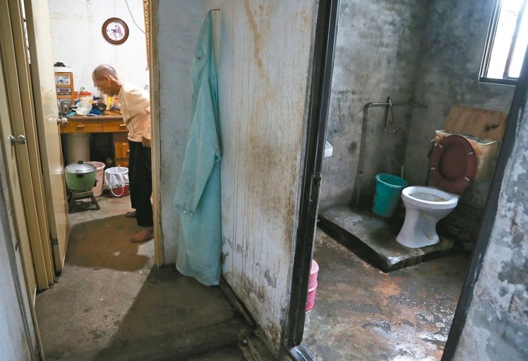台北27位老人“蝸居”破舊公寓：這是我唯一的家”