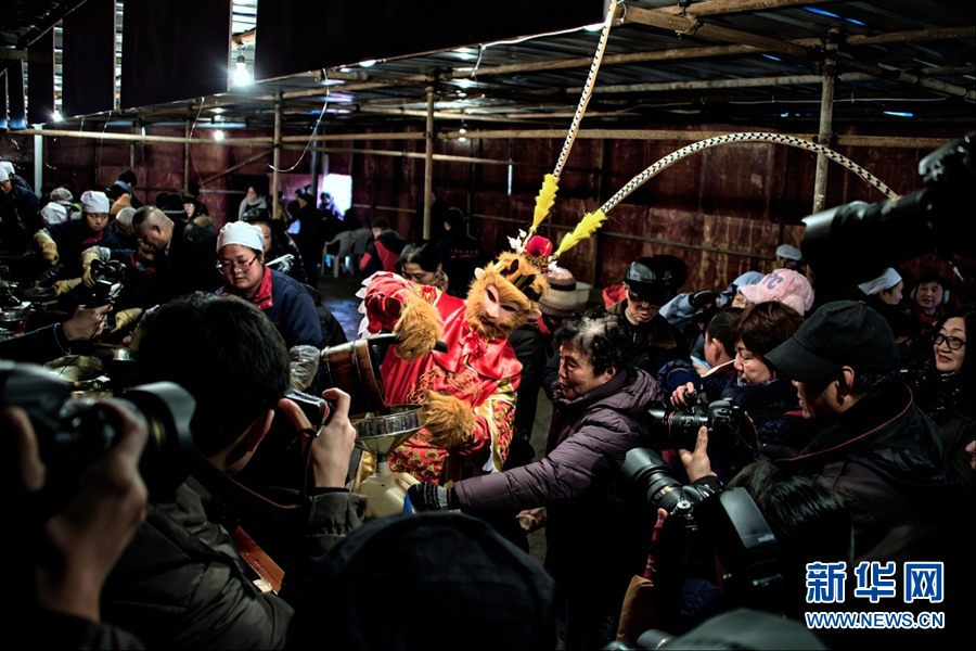 江蘇鎮(zhèn)江的“年味兒”——醬醋節(jié) 新華網(wǎng)影巢攝影師 冷色天空攝