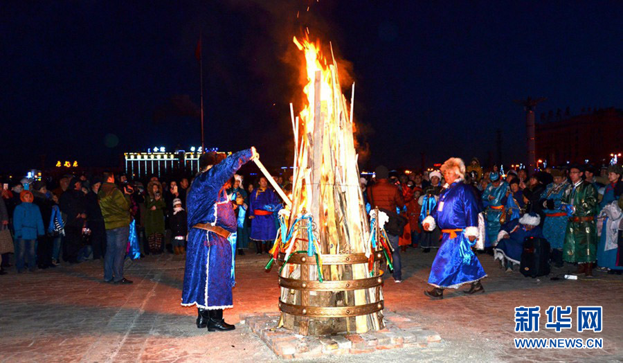 內(nèi)蒙古自治區(qū)的蒙古族祭火習(xí)俗，祝愿來年風(fēng)調(diào)雨順、家業(yè)興旺。新華網(wǎng)影巢攝影師 峰華攝