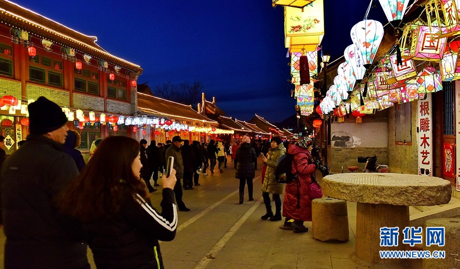 福建泉州永寧古鎮(zhèn)夜景祈?；顒拥囊雇恚沛?zhèn)張燈結(jié)彩，熱鬧非凡，市民們參與活動的熱情很高。 新華網(wǎng)影巢攝影師 李才貴 攝