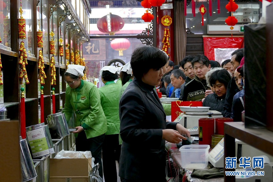 北京著名老字號“張一元”茶葉店內(nèi)顧客絡(luò)繹不絕 新華網(wǎng)影巢攝影師宋毛毛 攝