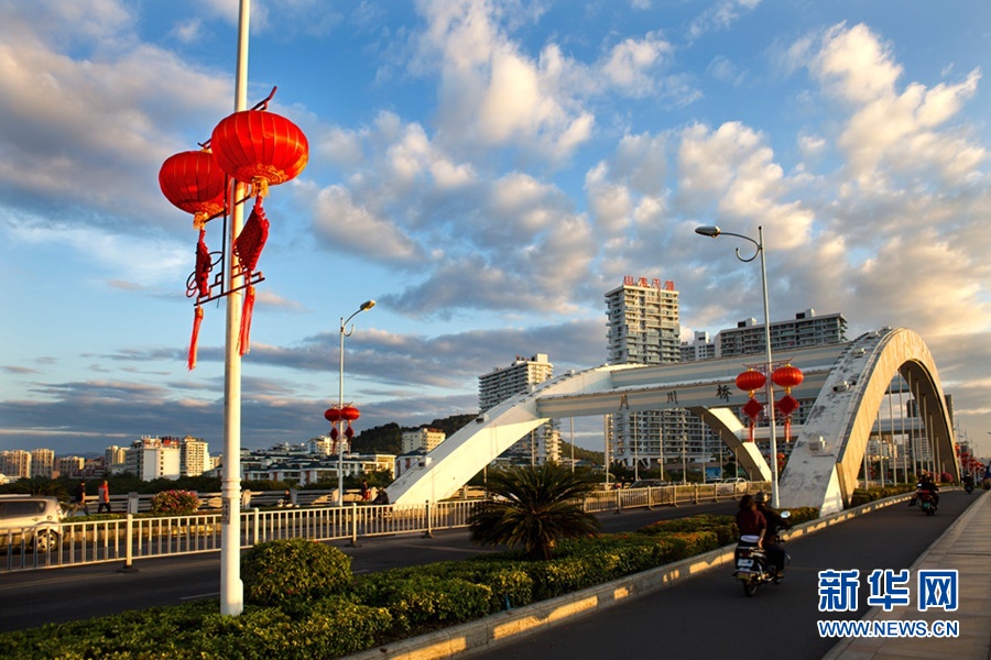 臨近春節(jié)，海南三亞大街小巷到處紅燈高掛，一派節(jié)日氣氛。新華網(wǎng)影巢攝影師 老戰(zhàn)士新網(wǎng)民 攝