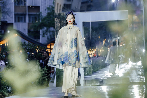 “锦市荣熙”潮爱城市秀亮相成都锦江区“1.314爱情专线”特色街区_fororder_成都十二月市专属礼品主题秀--供图--成都市锦江区委宣传部-(1)