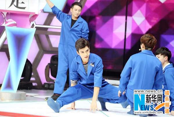 韩东君携母登“快本”拜年 现场抛绣球惹哄抢