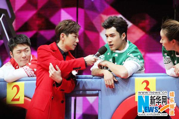 韩东君携母登“快本”拜年 现场抛绣球惹哄抢