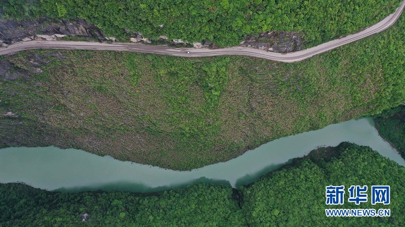 湖北鶴峰：“挂壁公路”成風景