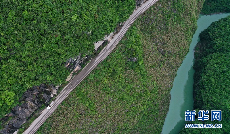 湖北鶴峰：“挂壁公路”成風景