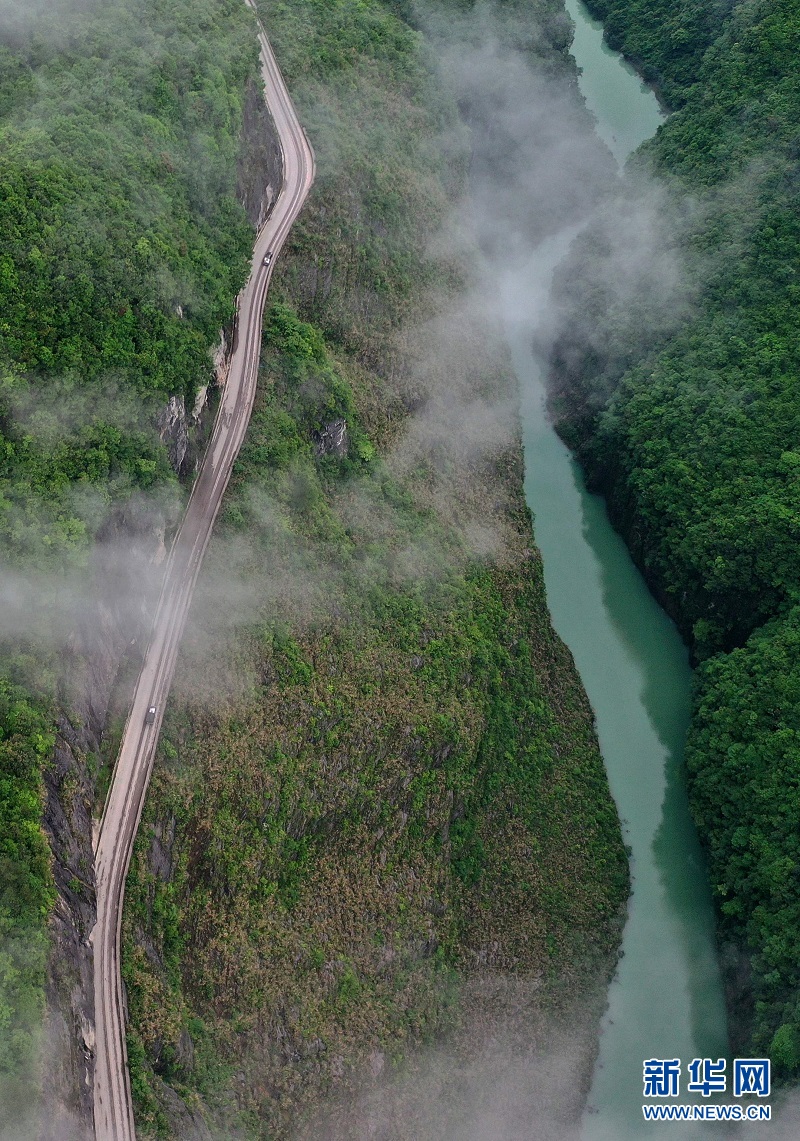 湖北鶴峰：“挂壁公路”成風景