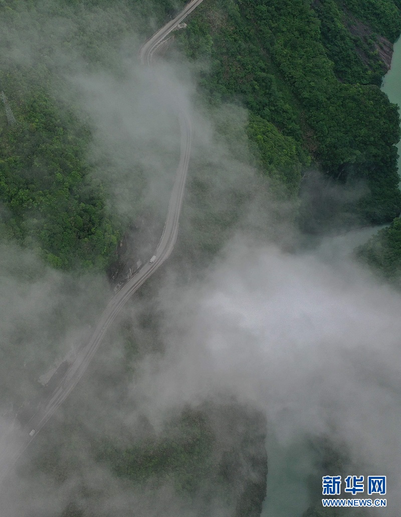 湖北鶴峰：“挂壁公路”成風景