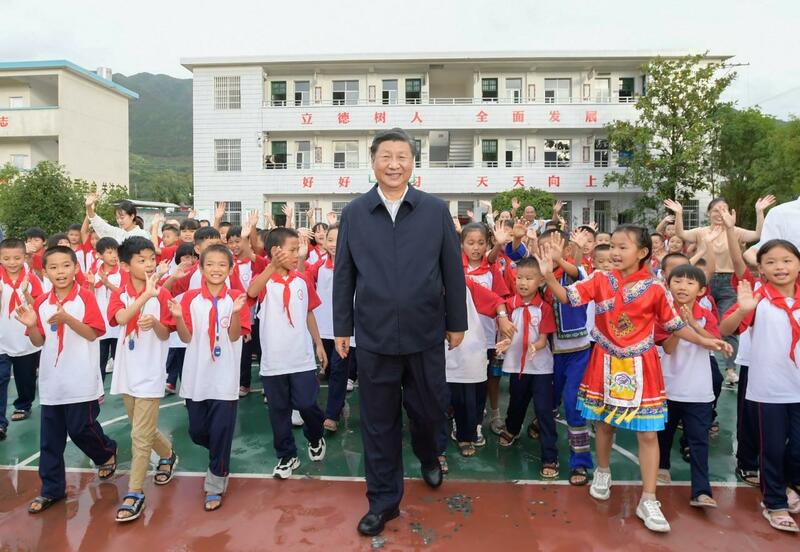 Xi: Abu mafi muhimmanci shi ne yara su girma lami lafiya_fororder_2020年9月习近平来到文明瑶族乡第一片小学看望学生