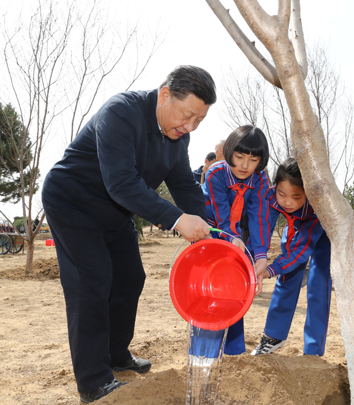 Xi: Abu mafi muhimmanci shi ne yara su girma lami lafiya_fororder_2019年4月习近平和少先队员一起参加首都义务植树活动
