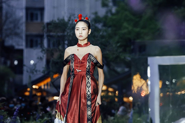 “锦市荣熙”潮爱城市秀亮相成都锦江区“1.314爱情专线”特色街区_fororder_成都十二月市专属礼品主题秀--供图--成都市锦江区委宣传部-(3)