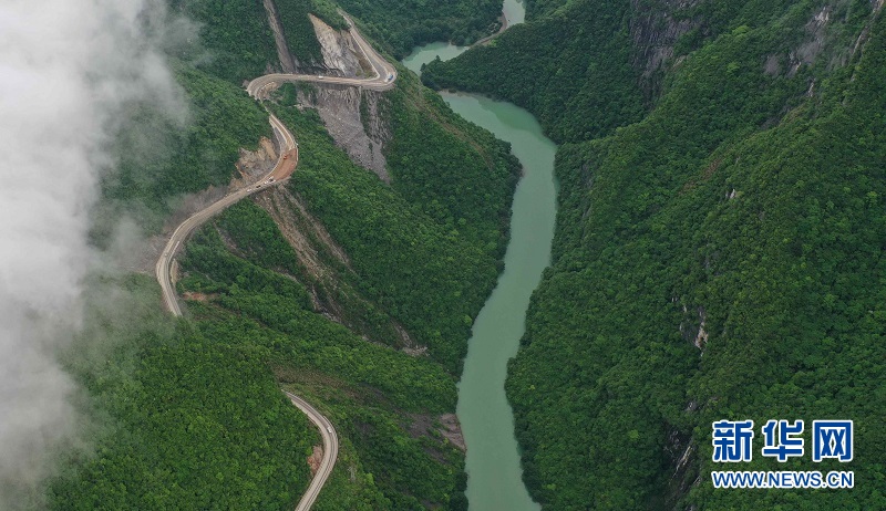 湖北鶴峰：“挂壁公路”成風景