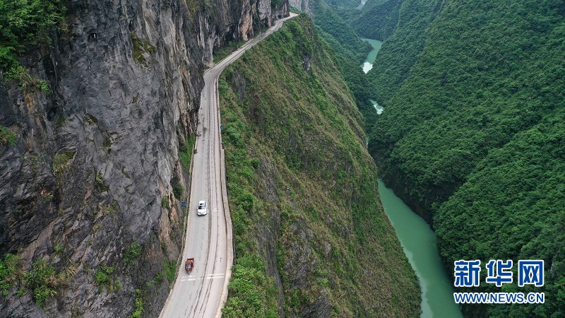 湖北鶴峰：“挂壁公路”成風景