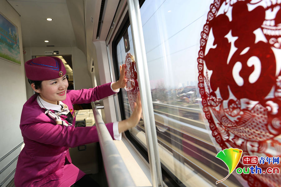 【網絡媒體走轉改】高鐵動姐親手裝點列車 年味十足溫暖旅客回家路