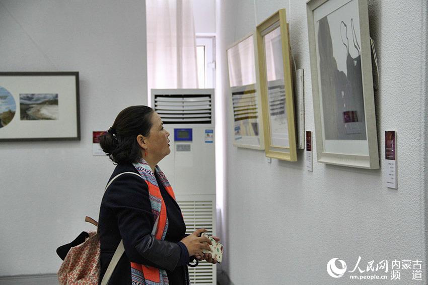 庆祝内蒙古自治区成立70周年水彩粉画作品展开幕