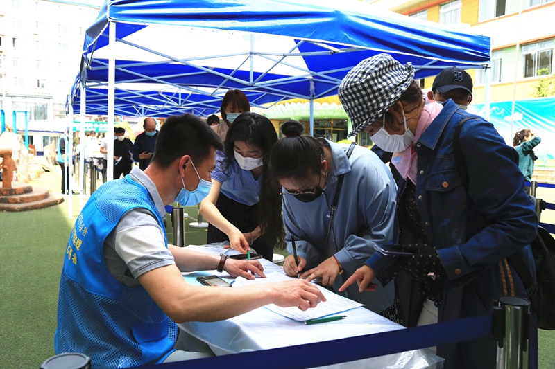 延吉大型新冠疫苗临时接种点启用首日 市民积极接种_fororder_2图说：市民填写《疫苗知情同意书》 供图 延吉市委宣传部.JPG