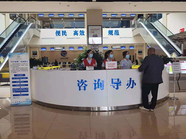 眉山丹棱设立“办不成事”反映窗口 “很难办”事项5个工作日办结_fororder_在“办不成事反映窗口前，市民正在询问相关诉求-摄影-程欢悦-(2)