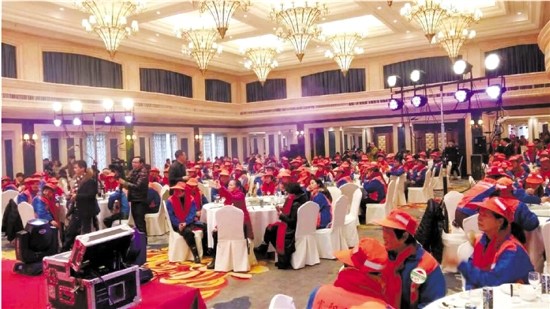 浙江公益組織邀200名環衛工人吃年夜飯