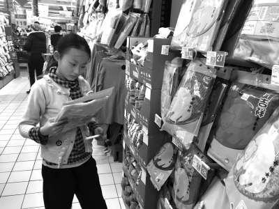 父亲患病母亲离家 12岁女童独自挑起重担(图)