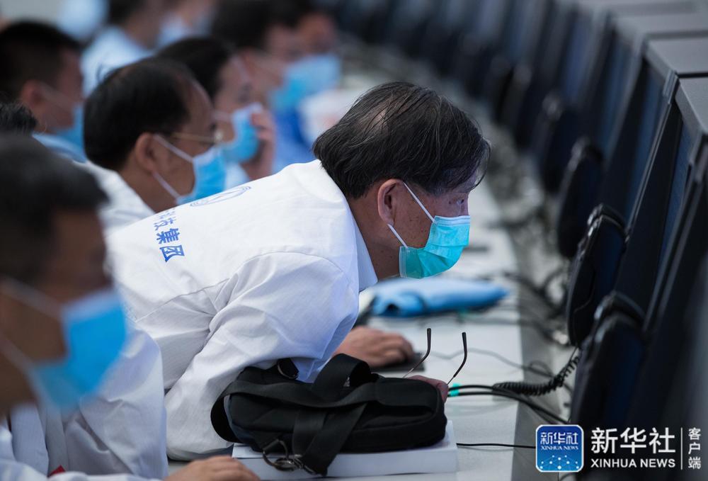 祝融号火星车成功驶上火星表面