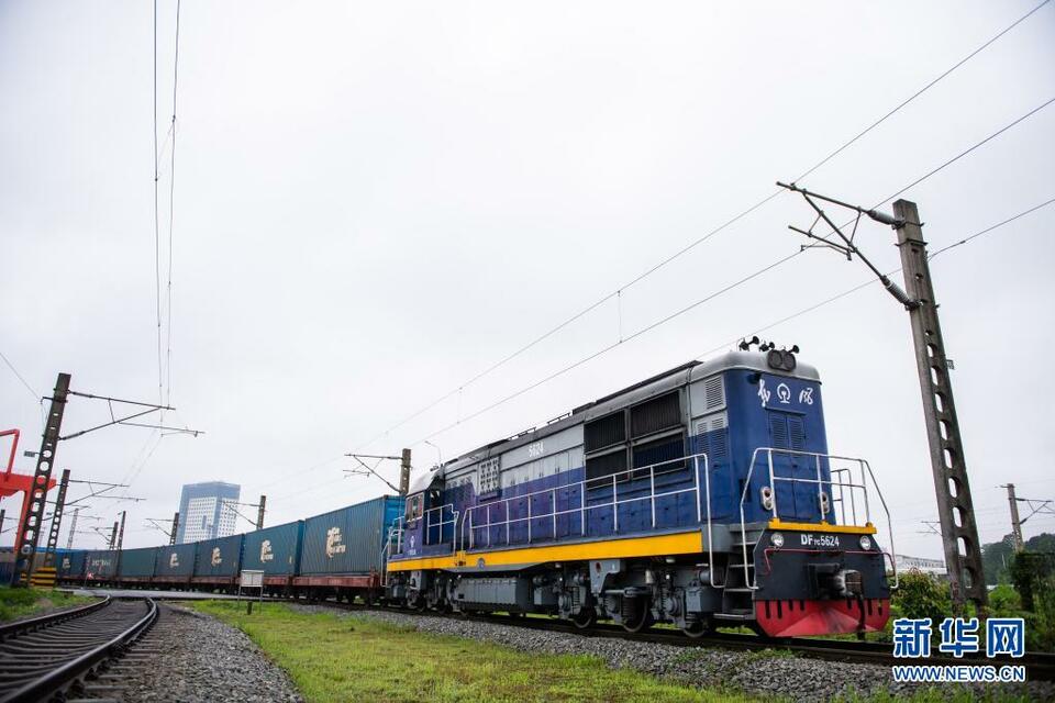 5月22日,x8426次中欧班列驶出长沙北站铁路货场.