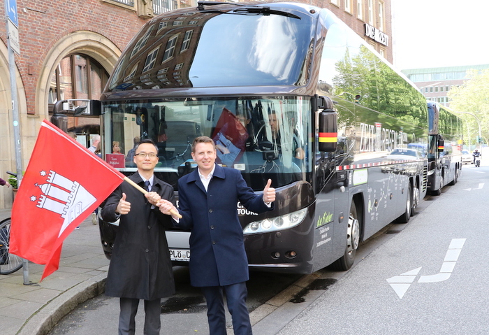 图片默认标题_fororder_3、陈鸿杰（左）与王安迪挥旗发车