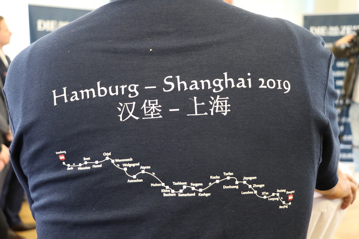 图片默认标题_fororder_6、文化使者们的“队服”上印制着此行的路线